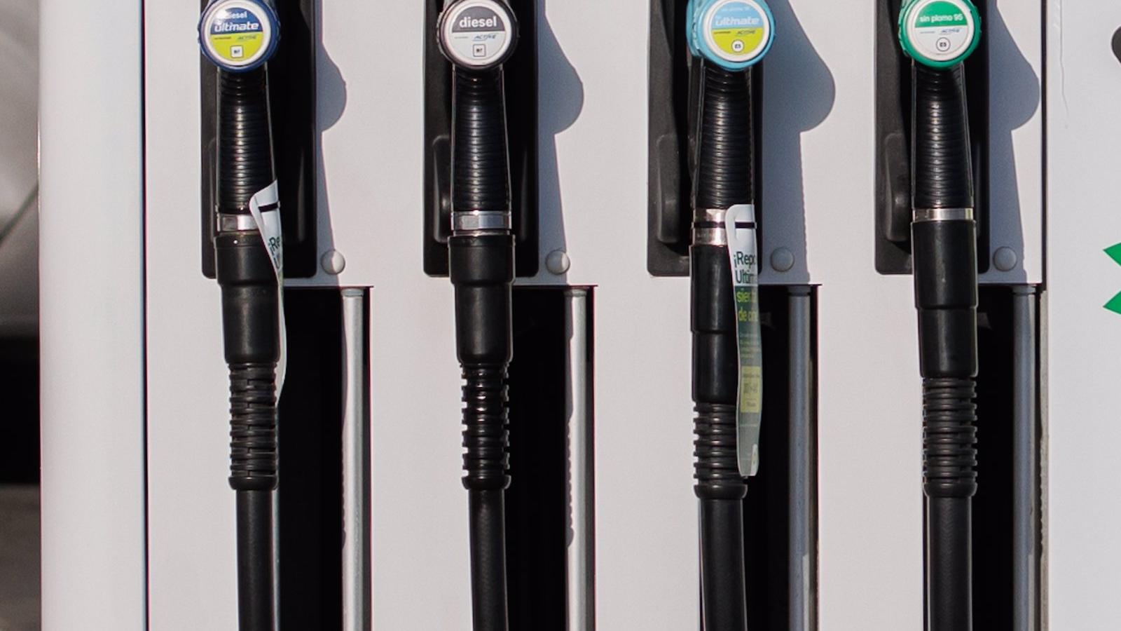 Los precios de los carburantes siguen al alza y suman un encarecimiento de hasta el 2,6%