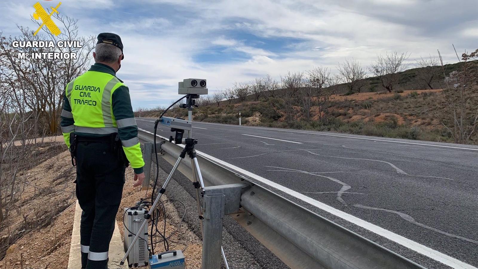 Pillan a un joven que se grabó conduciendo a 215 km/h en una vía limitada a 90 en Aranjuez y lo colgó en redes