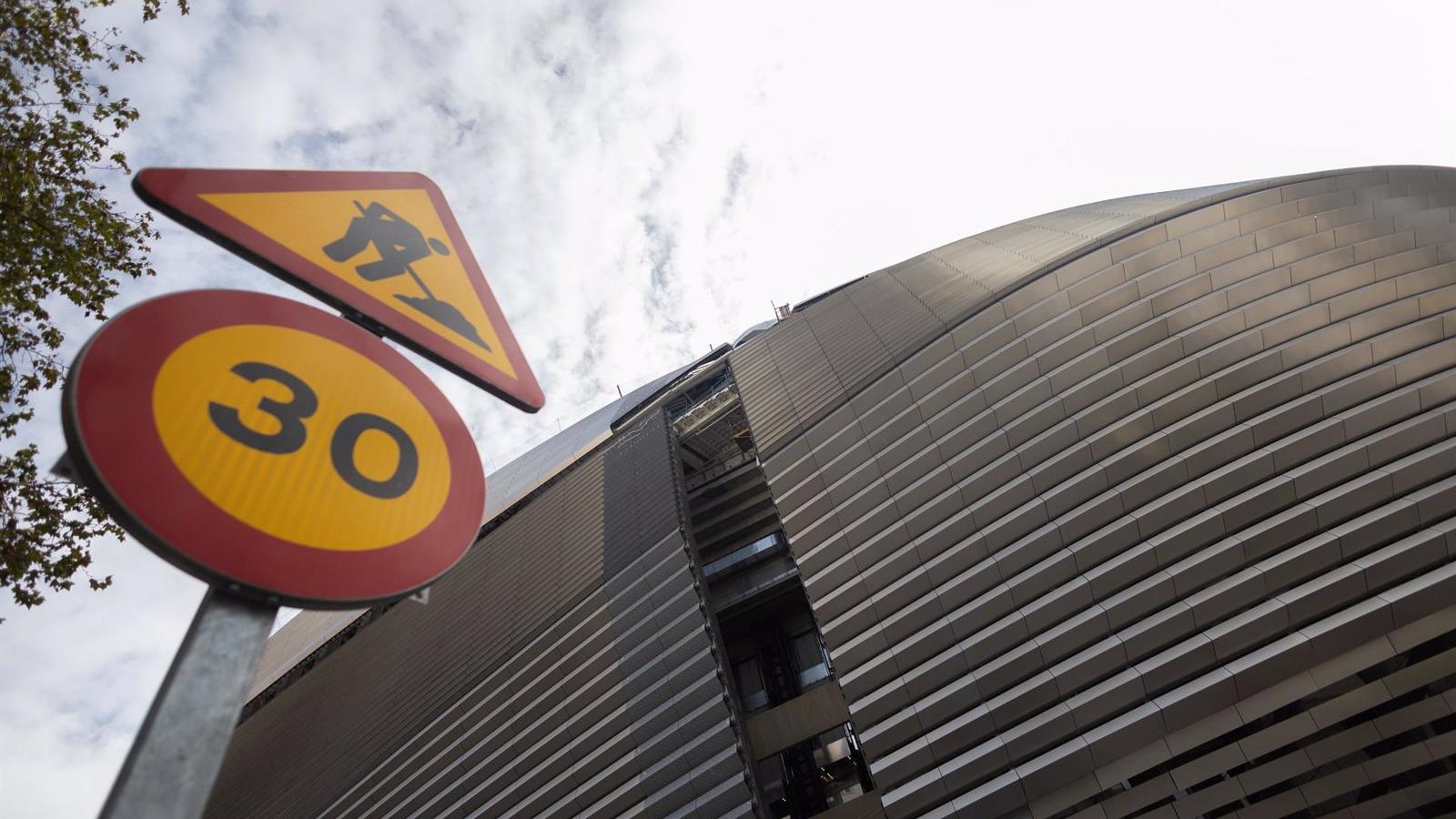 El Ayuntamiento exige al Real Madrid un plan urgente para minimizar ruidos en el Bernabéu