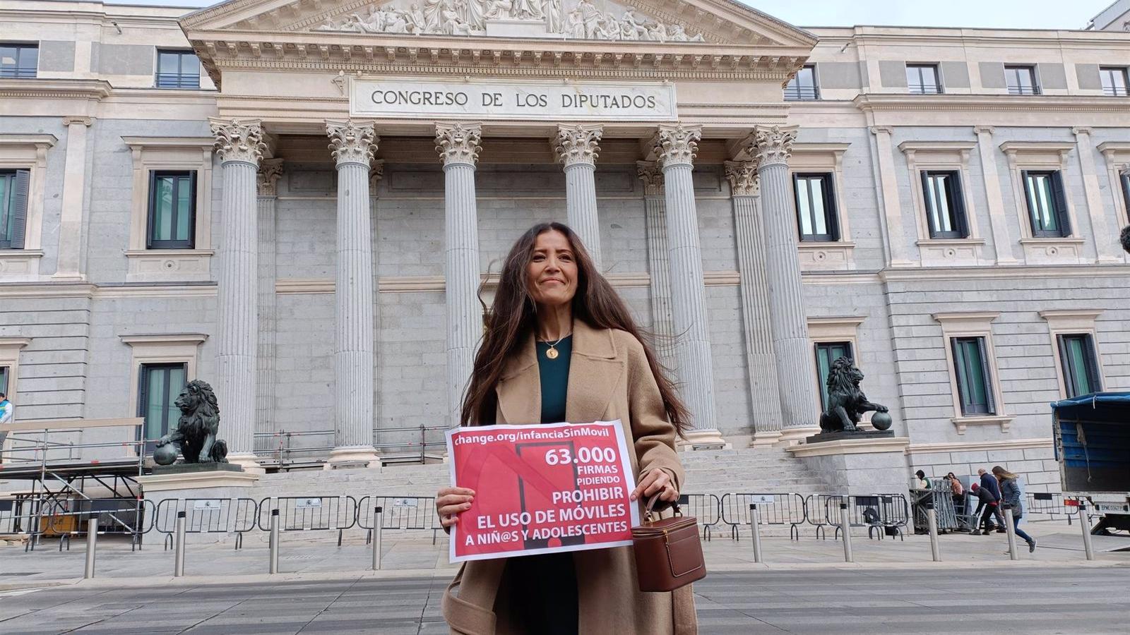 Ángela, la profesora y madre que llega al Congreso para luchar por regular el uso de móviles en los menores