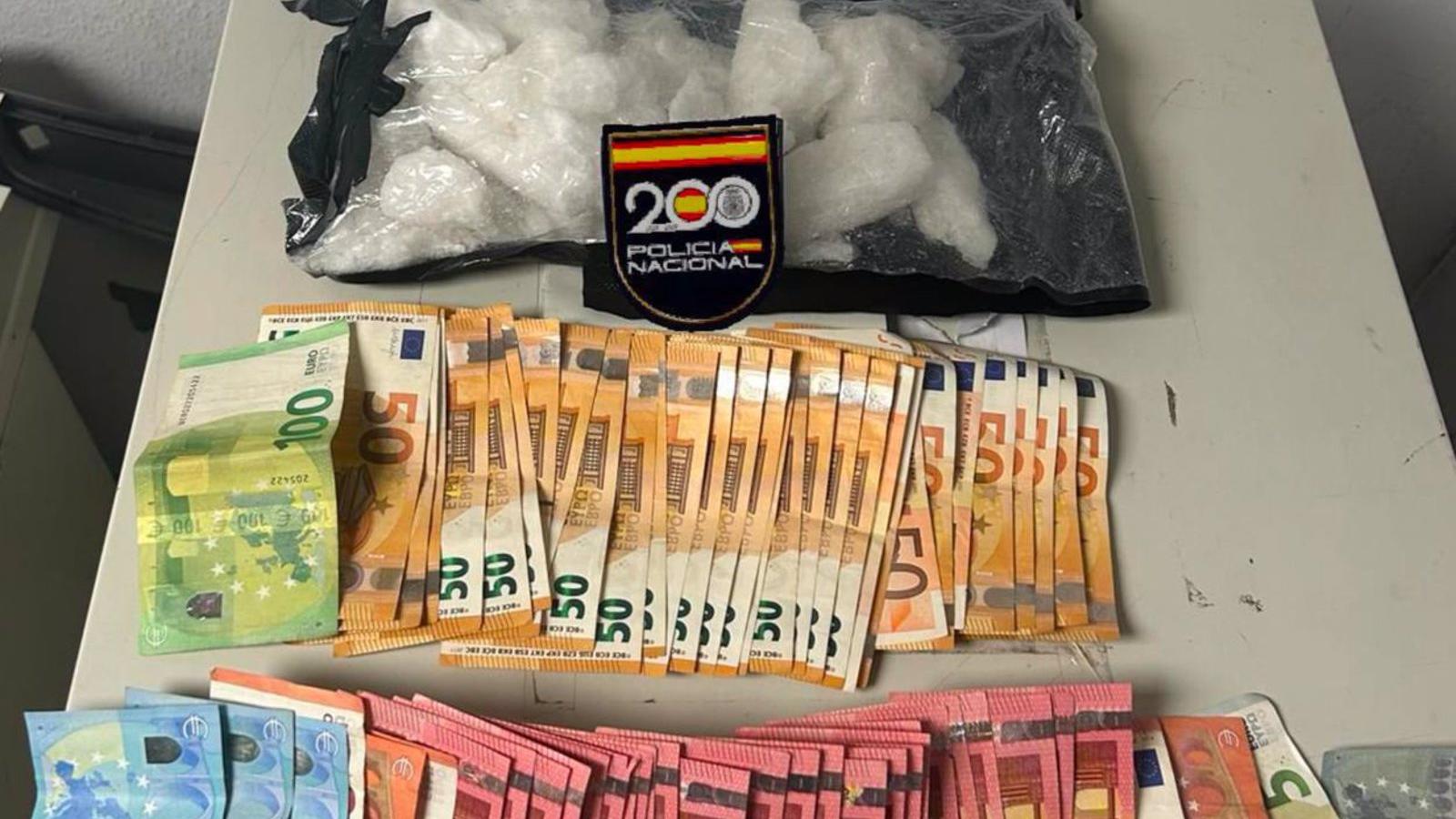 Cuatro detenidos 'in fraganti' mientras se pasaban droga en una calle de Carabanchel