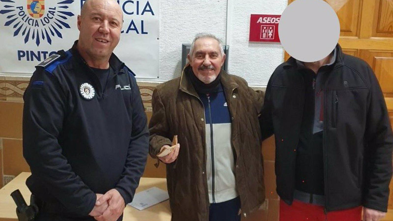  Un vecino devuelve los 1.000 euros que un señor extravió en un cajero de Pinto