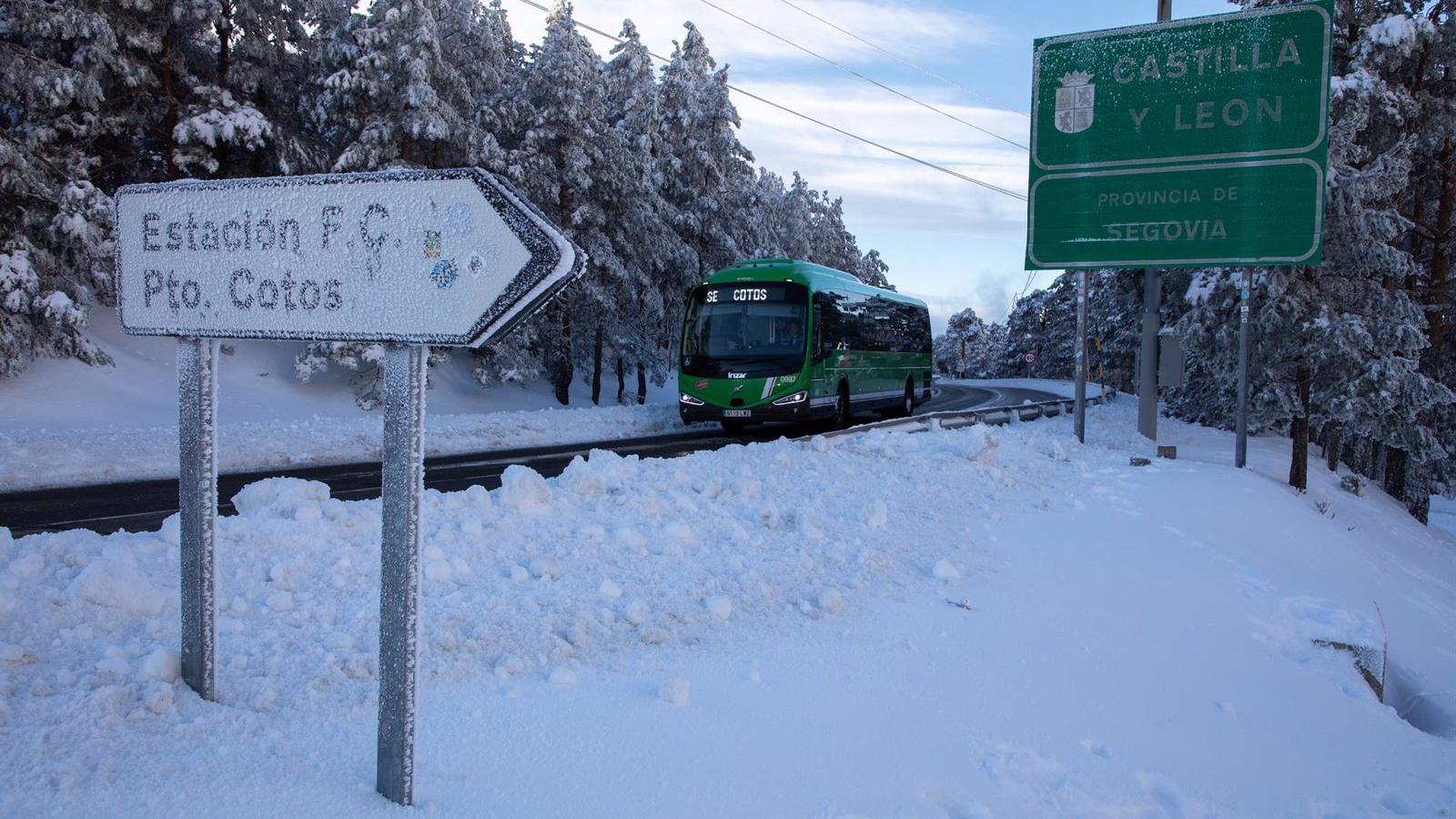 La nieve obliga al uso de cadenas en los puertos de Navacerrada y Cotos y provoca complicaciones en A-1, A-4 y A-6