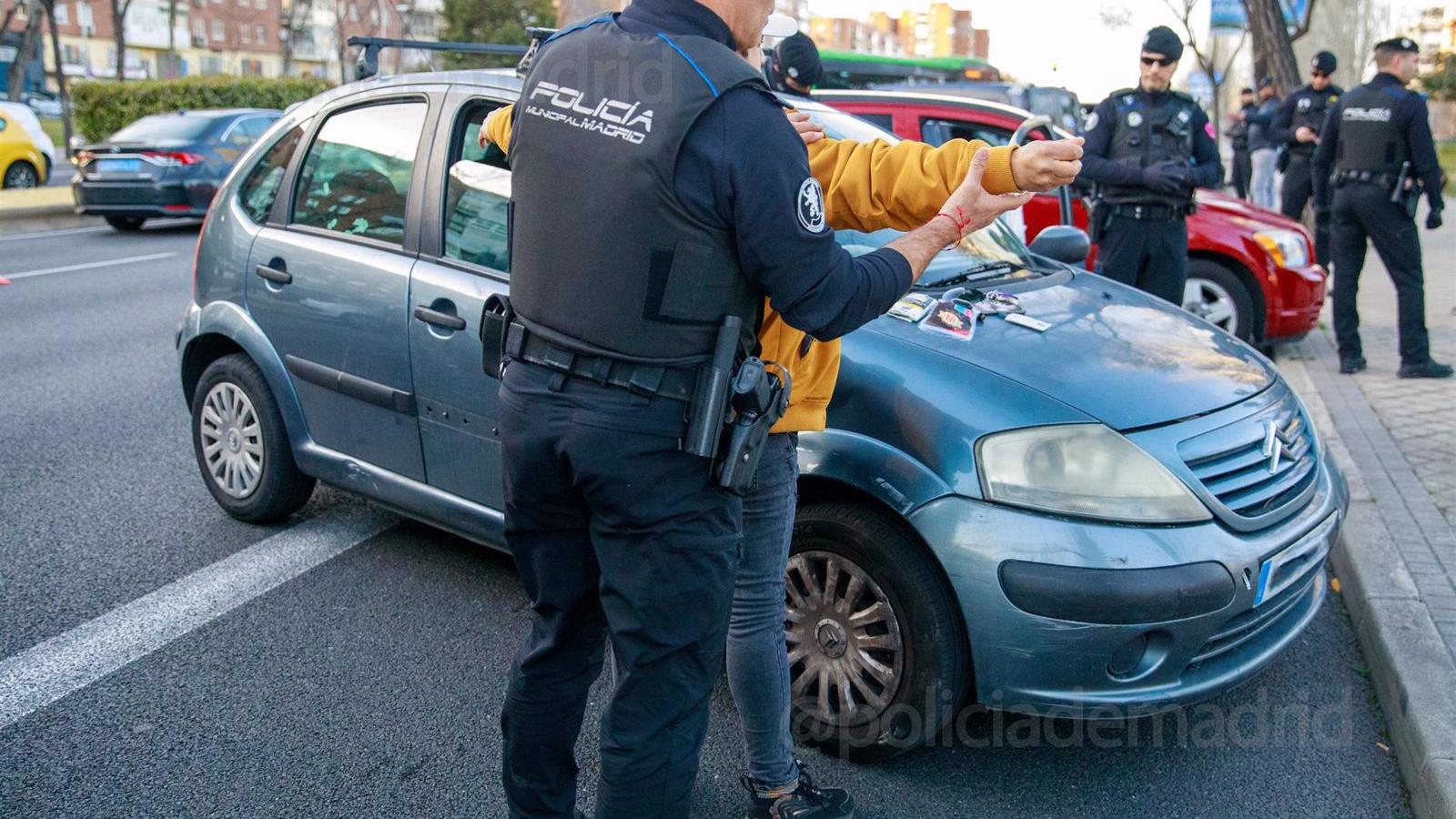  Dos detenidos y dos agentes heridos en una violenta persecución policial por Vallecas