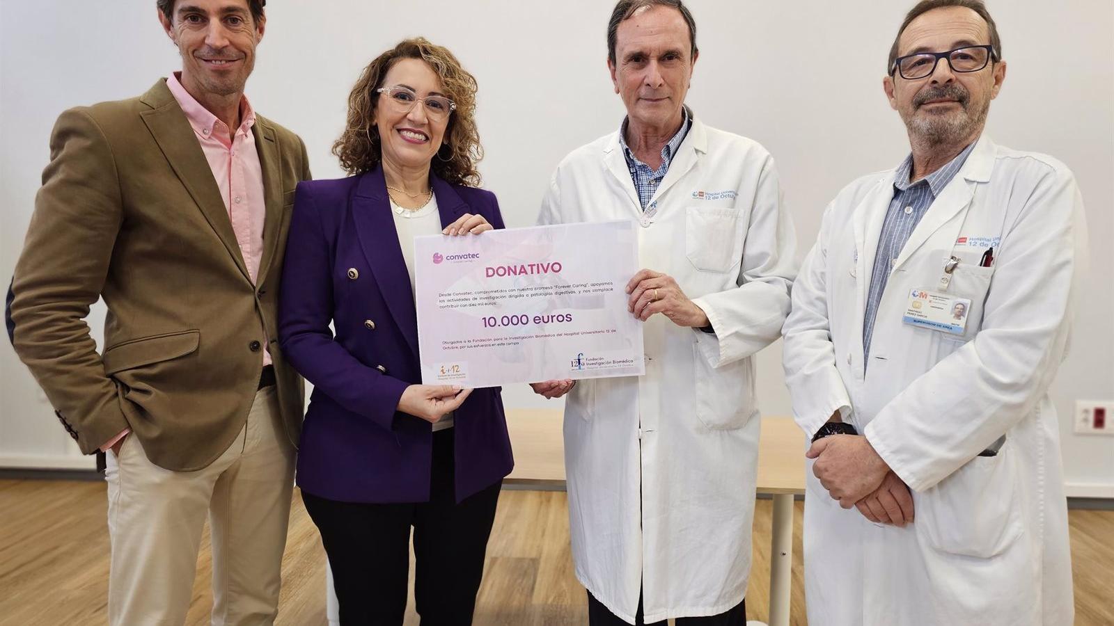 Una donación de 10.000 euros permitirá al 12 de Octubre promover acciones para mejorar la vida de los pacientes con ostomía
