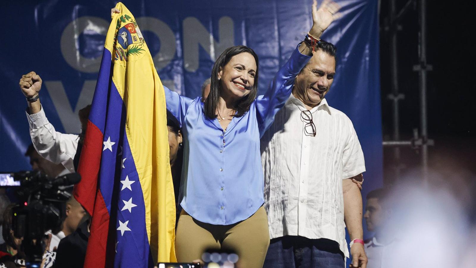 Díaz Ayuso premia en el Día Internacional de la Mujer a la opositora venezolana María Corina Machado