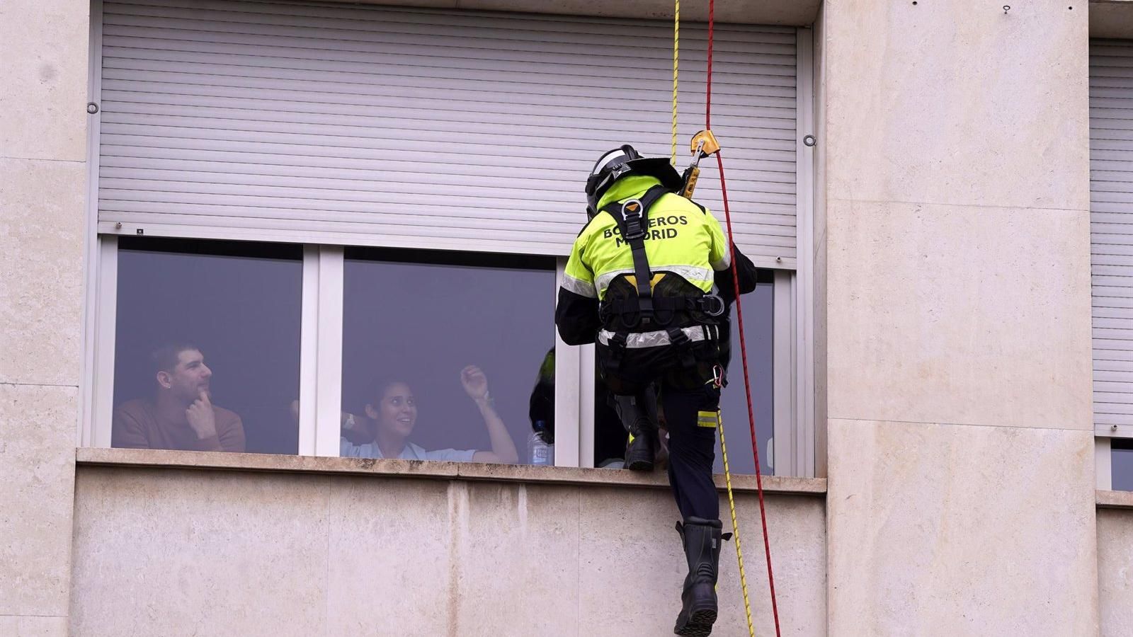 Los Bomberos de Madrid celebran el día de su patrón con exhibición de maniobras y reparto de juguetes a niños hospitalizados
