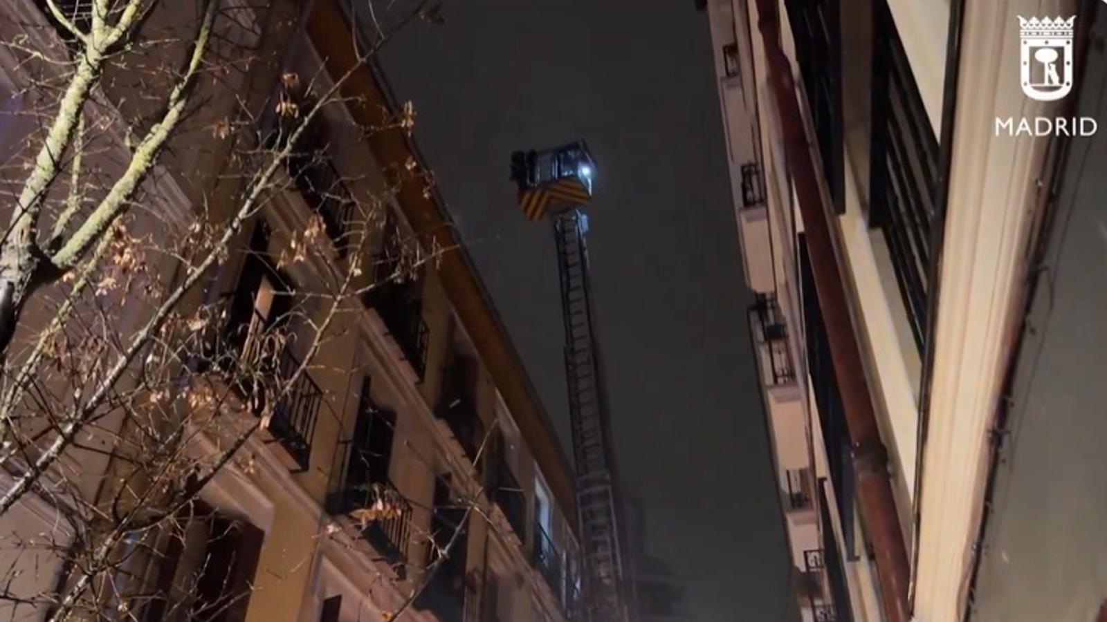 Desalojado sin heridos un edificio cerca de Plaza de España por el incendio de unos trasteros en la cubierta