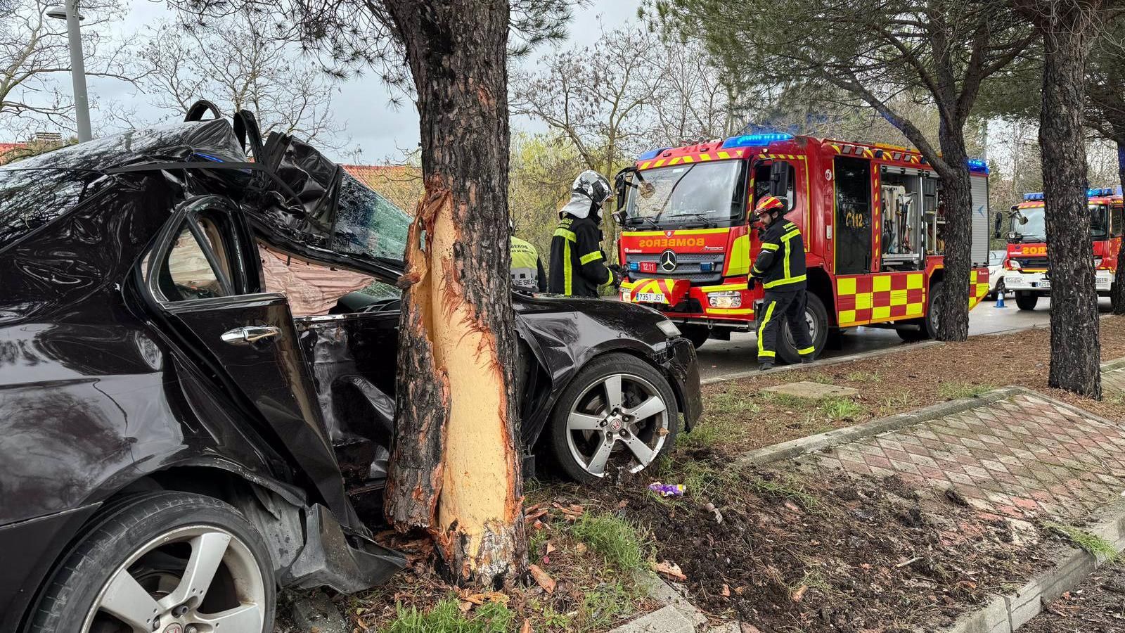 Herido grave un conductor al chocar violentamente contra un árbol en Tres Cantos