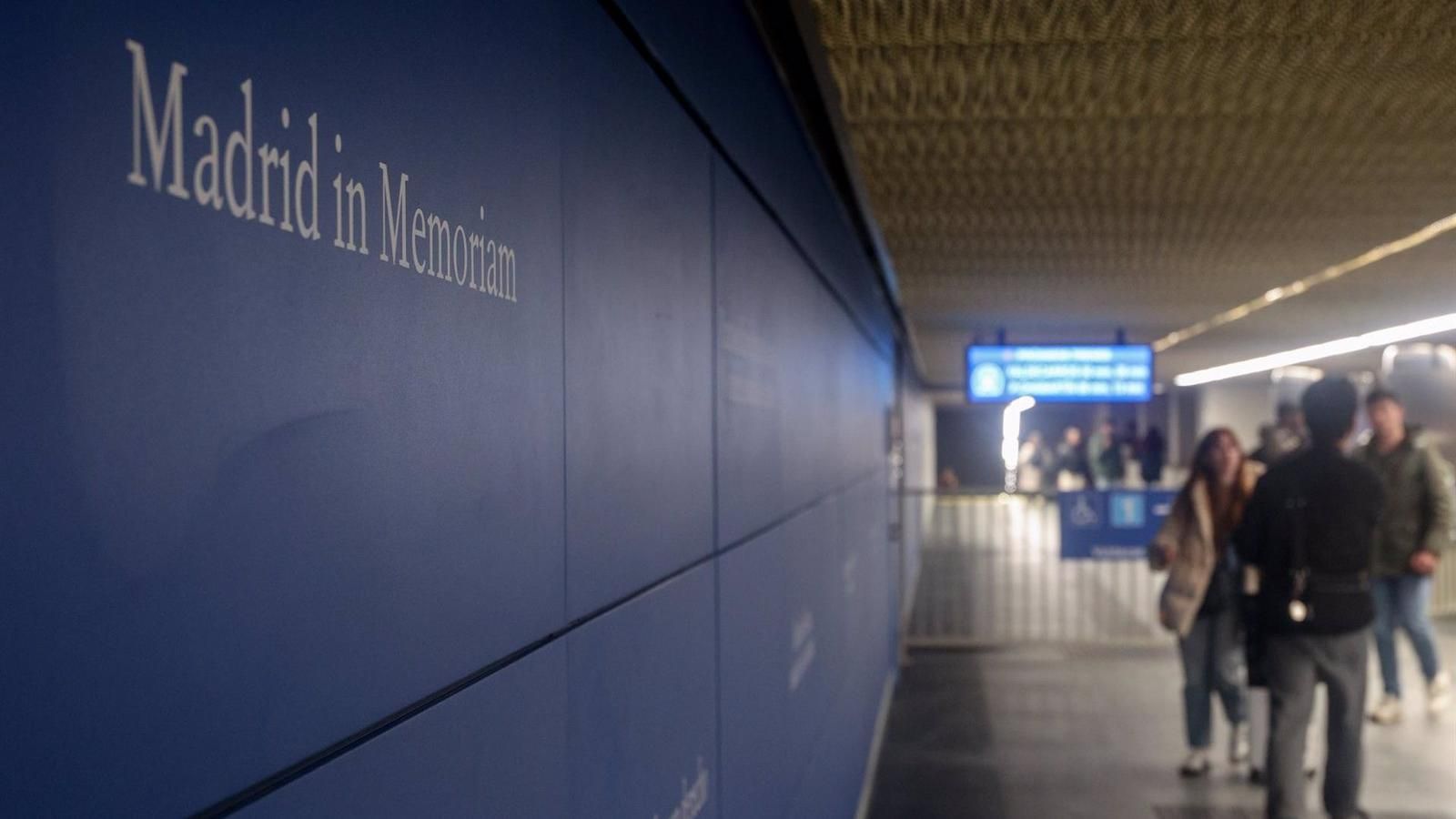 La Comunidad homenajea a las víctimas de 11M con un haz de luz en el cielo