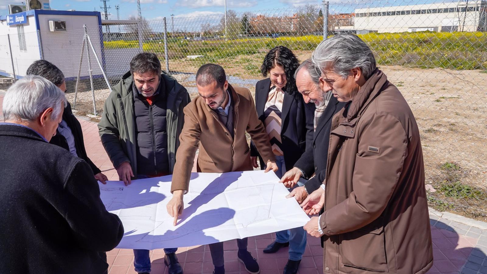 Navarro conoce sobre el terreno el proyecto de la Ciudad Deportiva de la Real Federación de Fútbol de Madrid en Torrejón