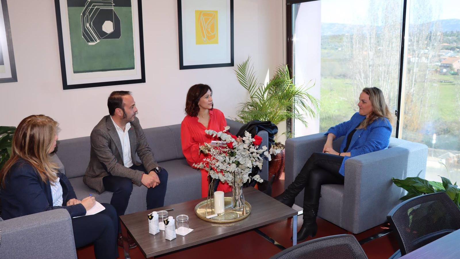 Galapagar y la subdelegada del Gobierno estudian un posible servicio permanente del DNI en el municipio
