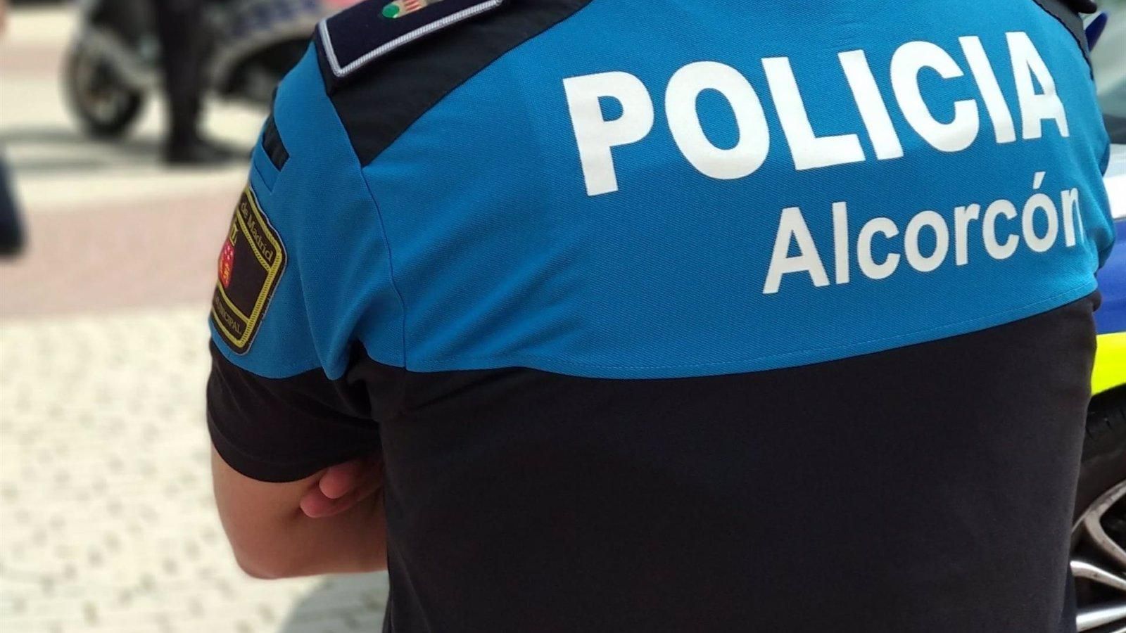 Policías salvan la vida a una anciana que sufrió un infarto en la calle en Alcorcón