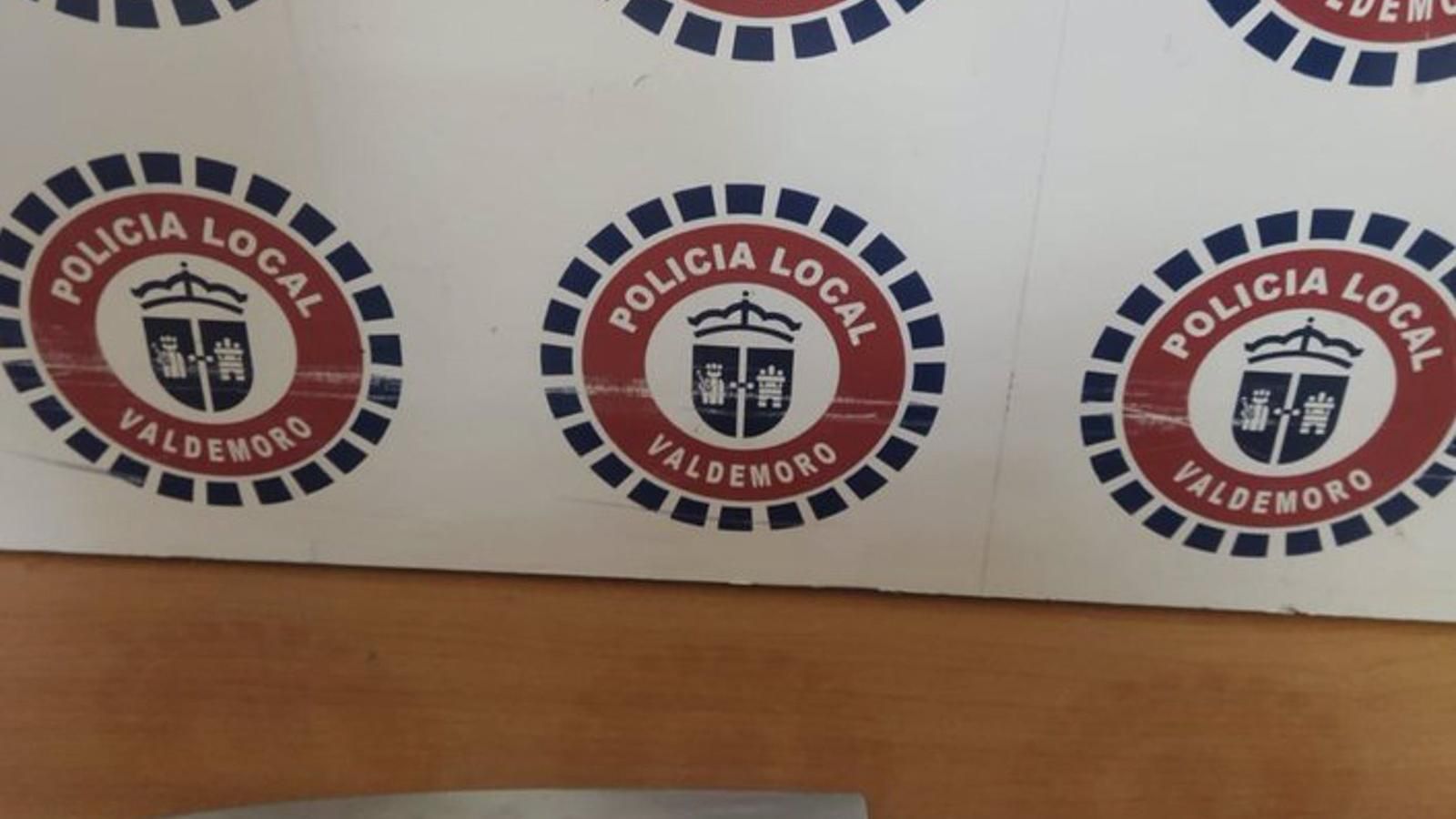 Detenida una mujer en Valdemoro que apuñaló la puerta de sus compañeros de piso amenazándoles con matarlos