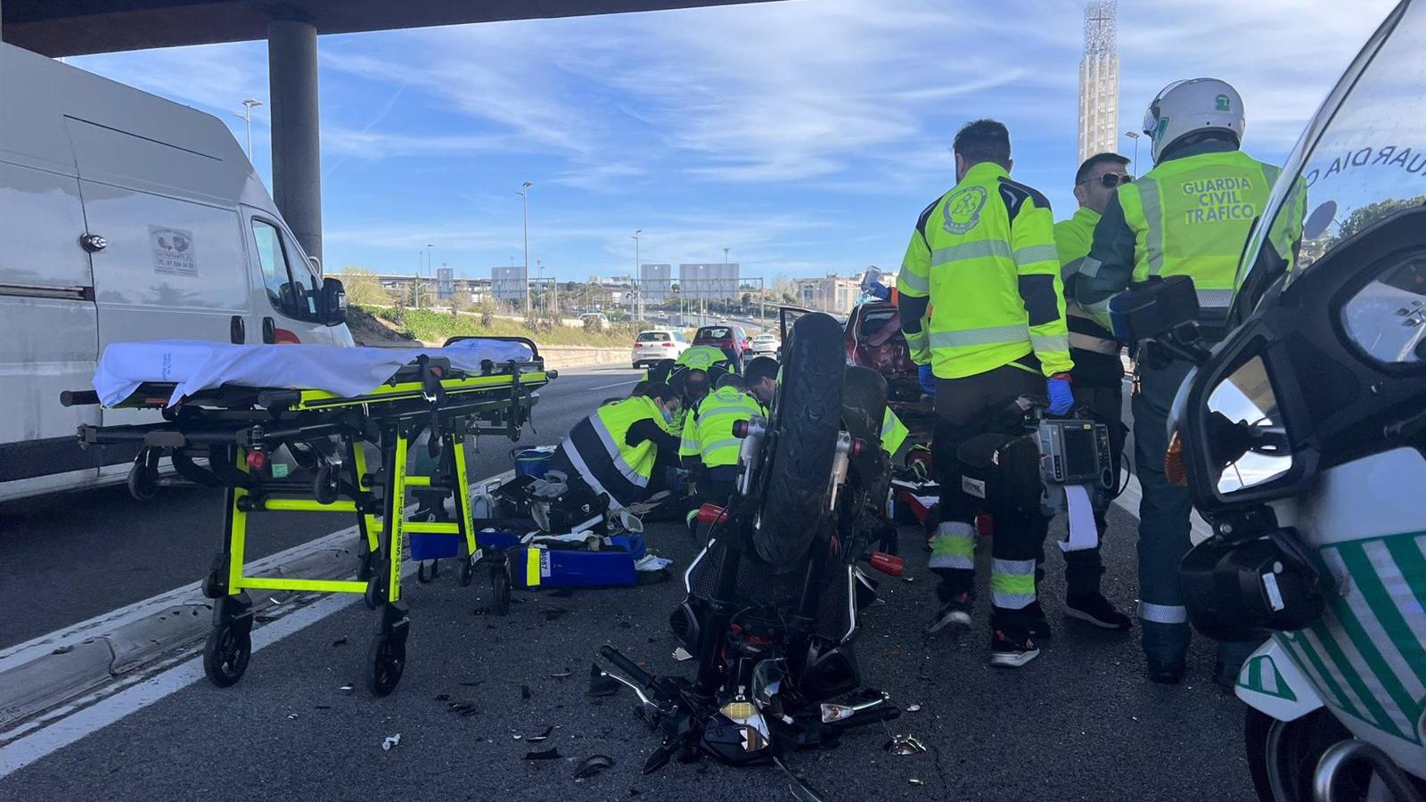Herido grave un motorista al chocar contra una vehículo en la A-1