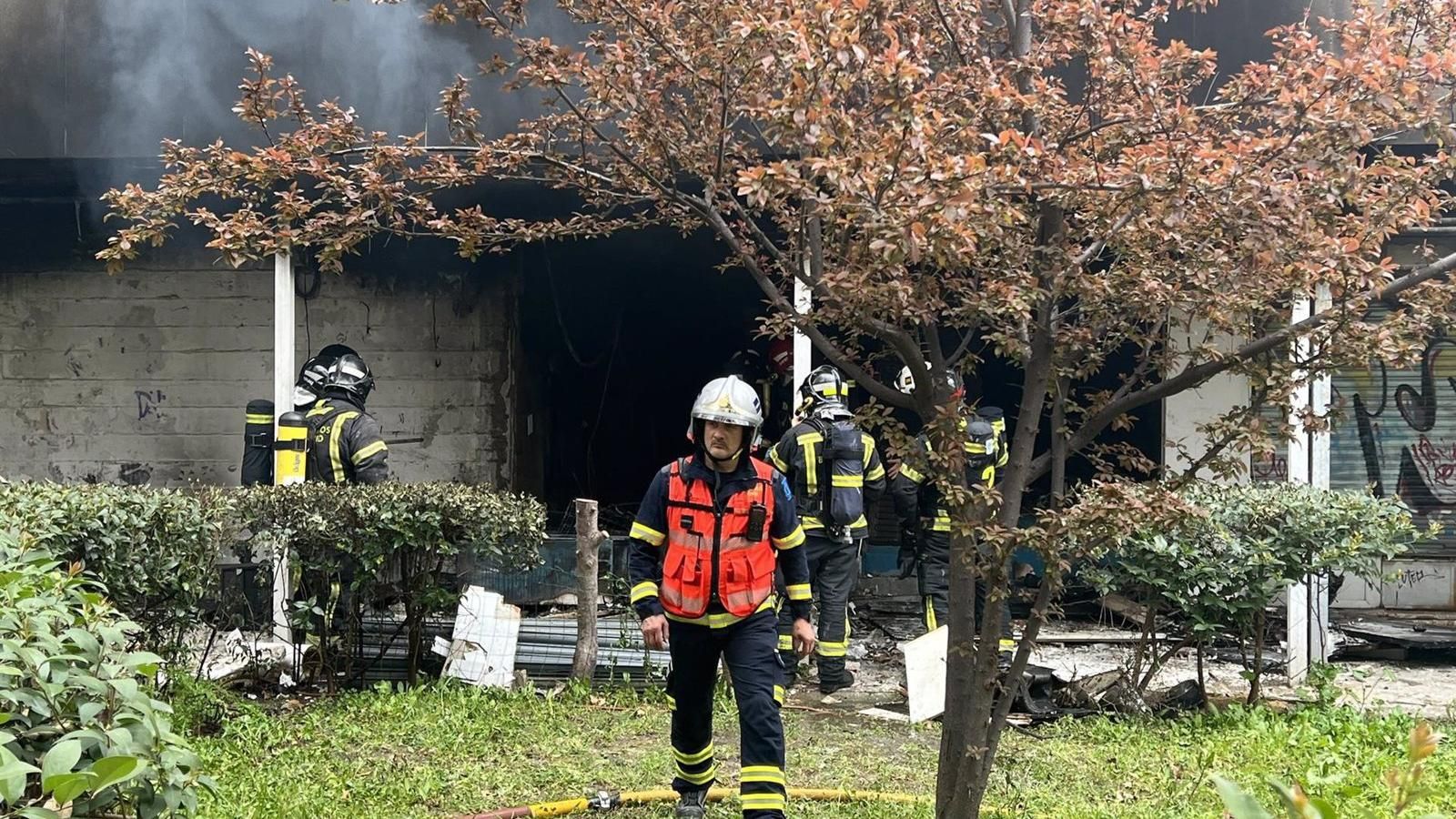  Dos heridos con quemaduras leves en el incendio y explosión de un local okupa en la Elipa