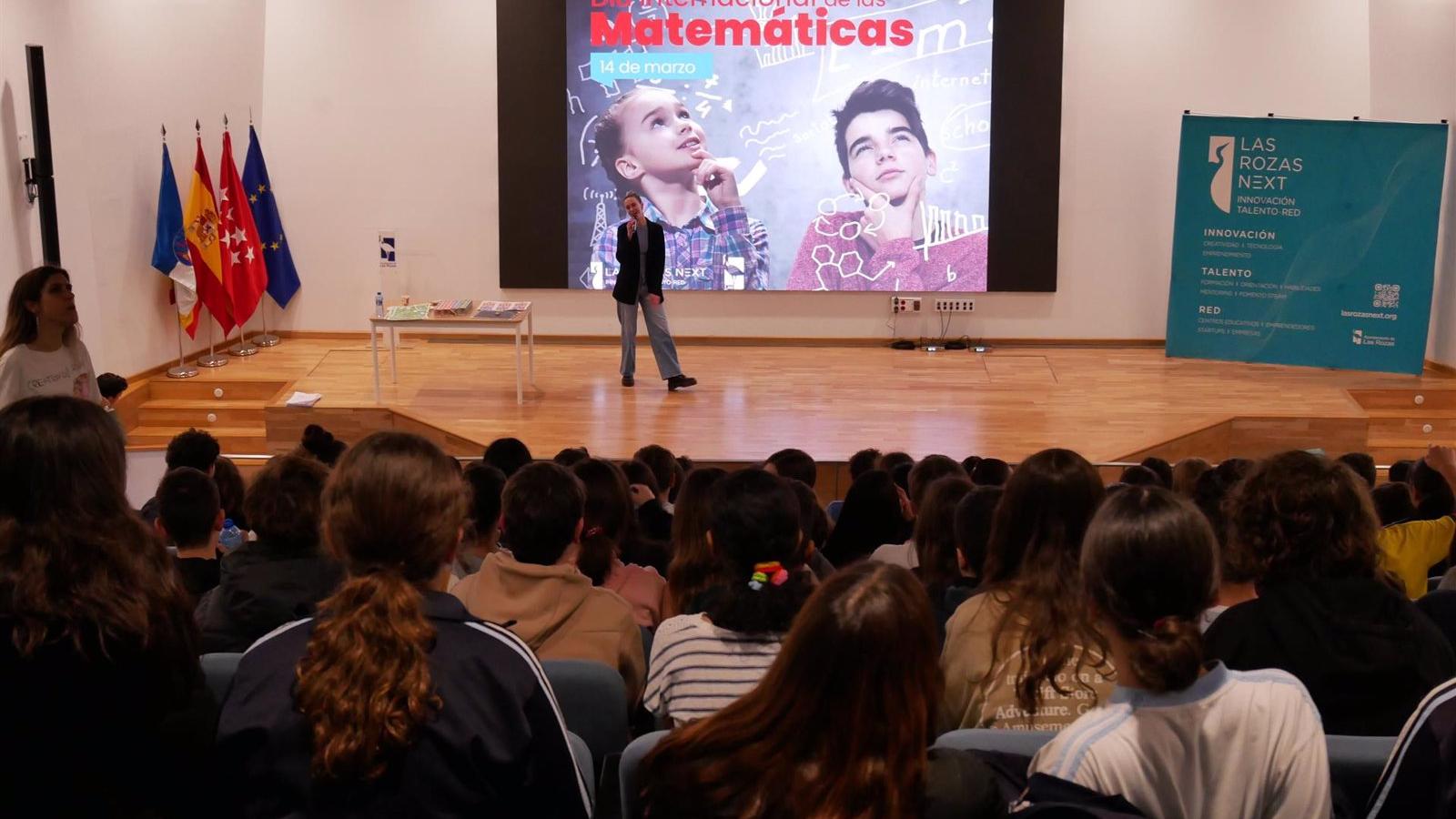 El HUB232 de Las Rozas acoge el número 'Matemagia' del mago Antonio Camina para celebrar el Día de las Matemáticas