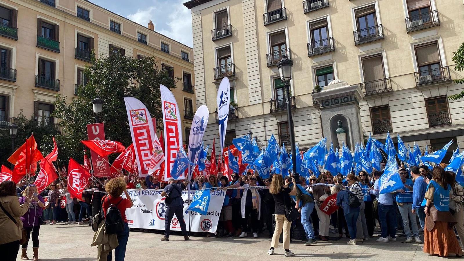 Los funcionarios exigen al Gobierno regional recuperar la jornada de las 35 hora