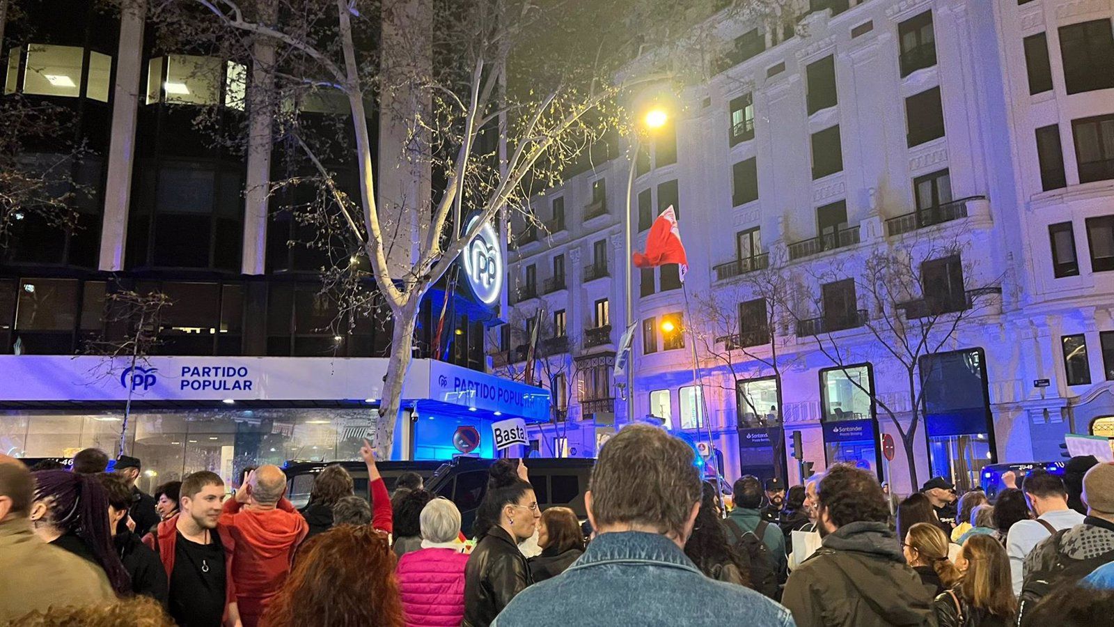 La izquierda reúne a unos cientos de personas frente a la sede del PP para pedir la dimisión de Ayuso