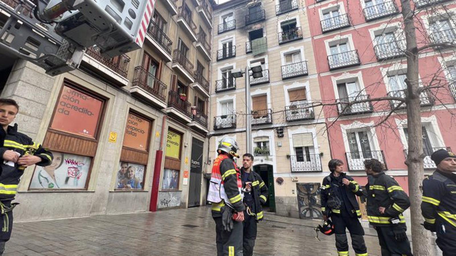 Nueve personas rescatadas de una pensión por un incendio en un edificio en Cuesta de Santo Domingo