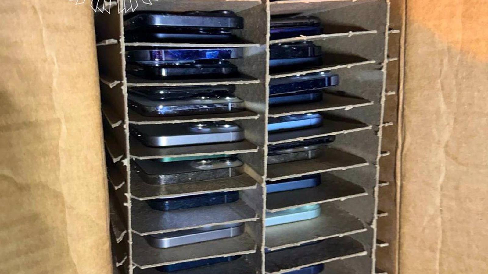 Detenidos dos individuos en Usera con 113 teléfonos de alta gama robados