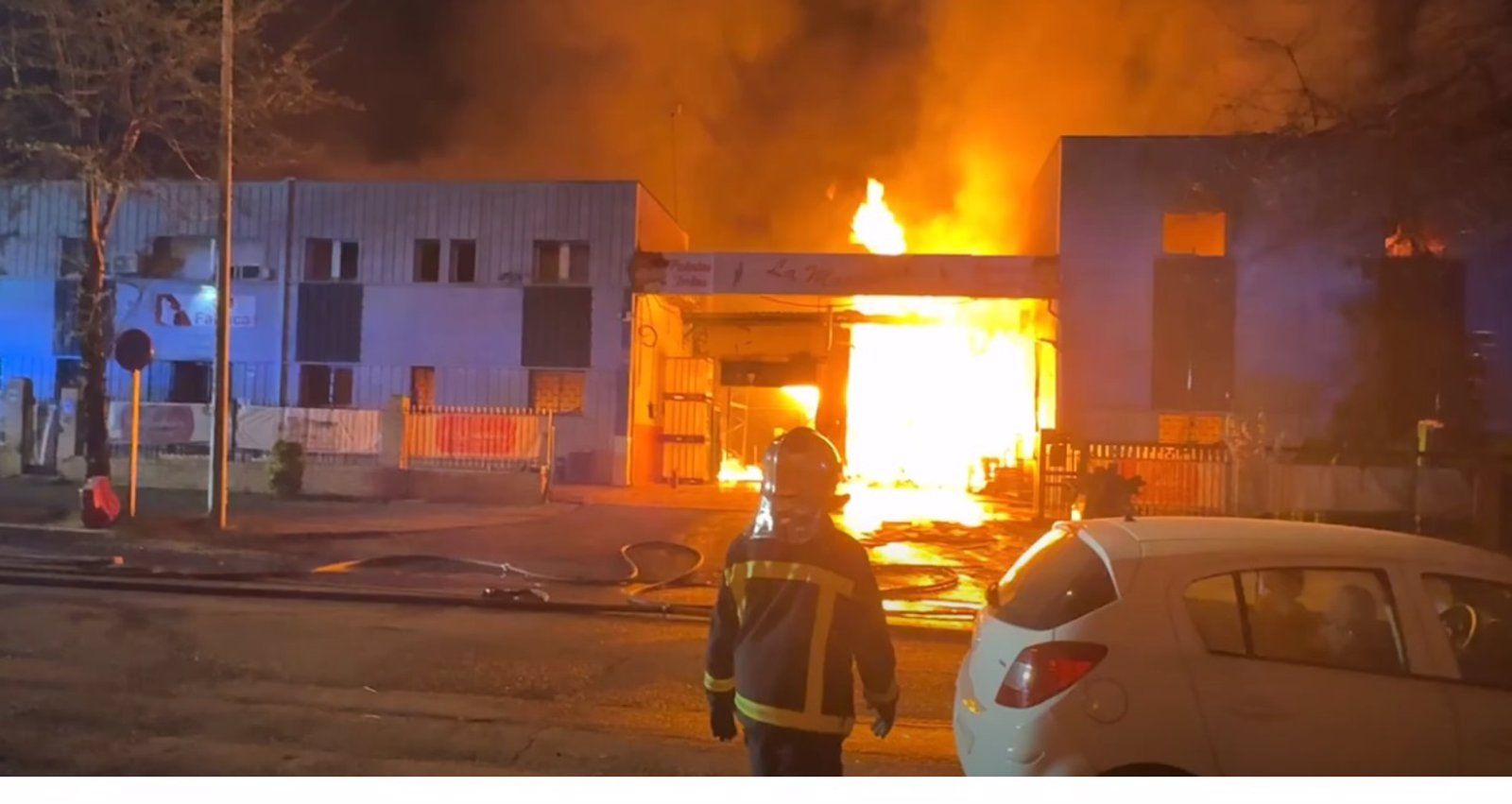  Un incendio quema 4.800 metros cuadrados de una nave industrial dedicada a la alimentación en Tres Cantos