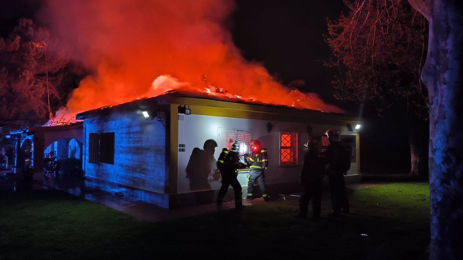  Bomberos extinguen un incendio en un chalet en Aranjuez