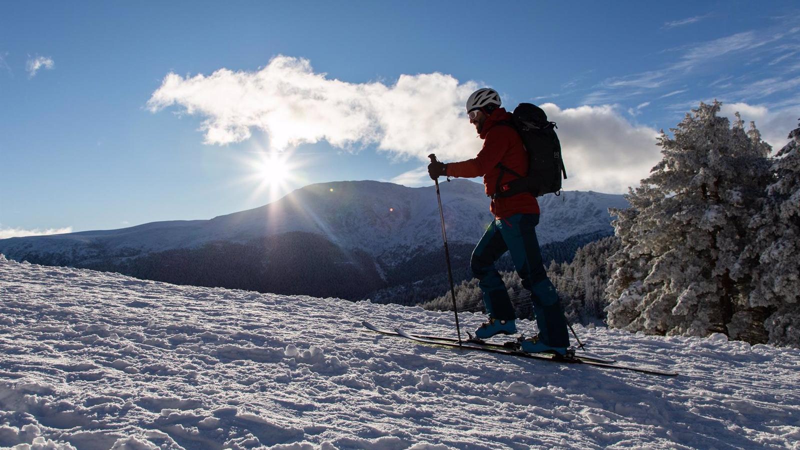 Navacerrada se llena en Semana Santa para disfrutar de la nieve