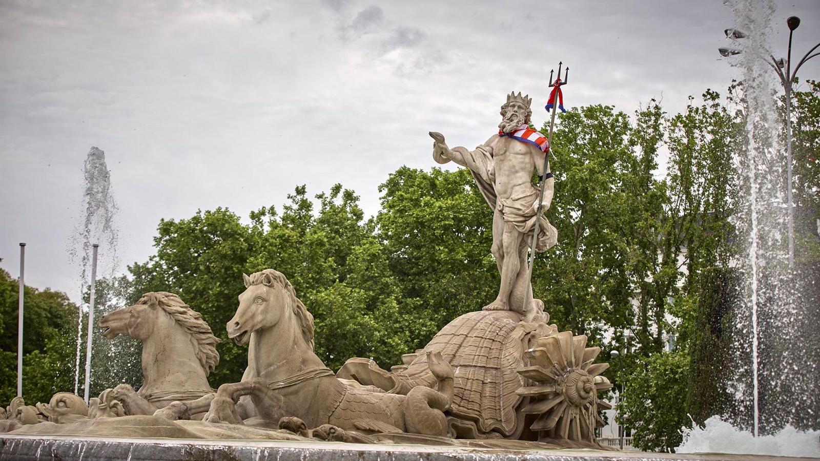 La capital estudia el estado de la Fuente de Neptuno para valorar una posible intervención