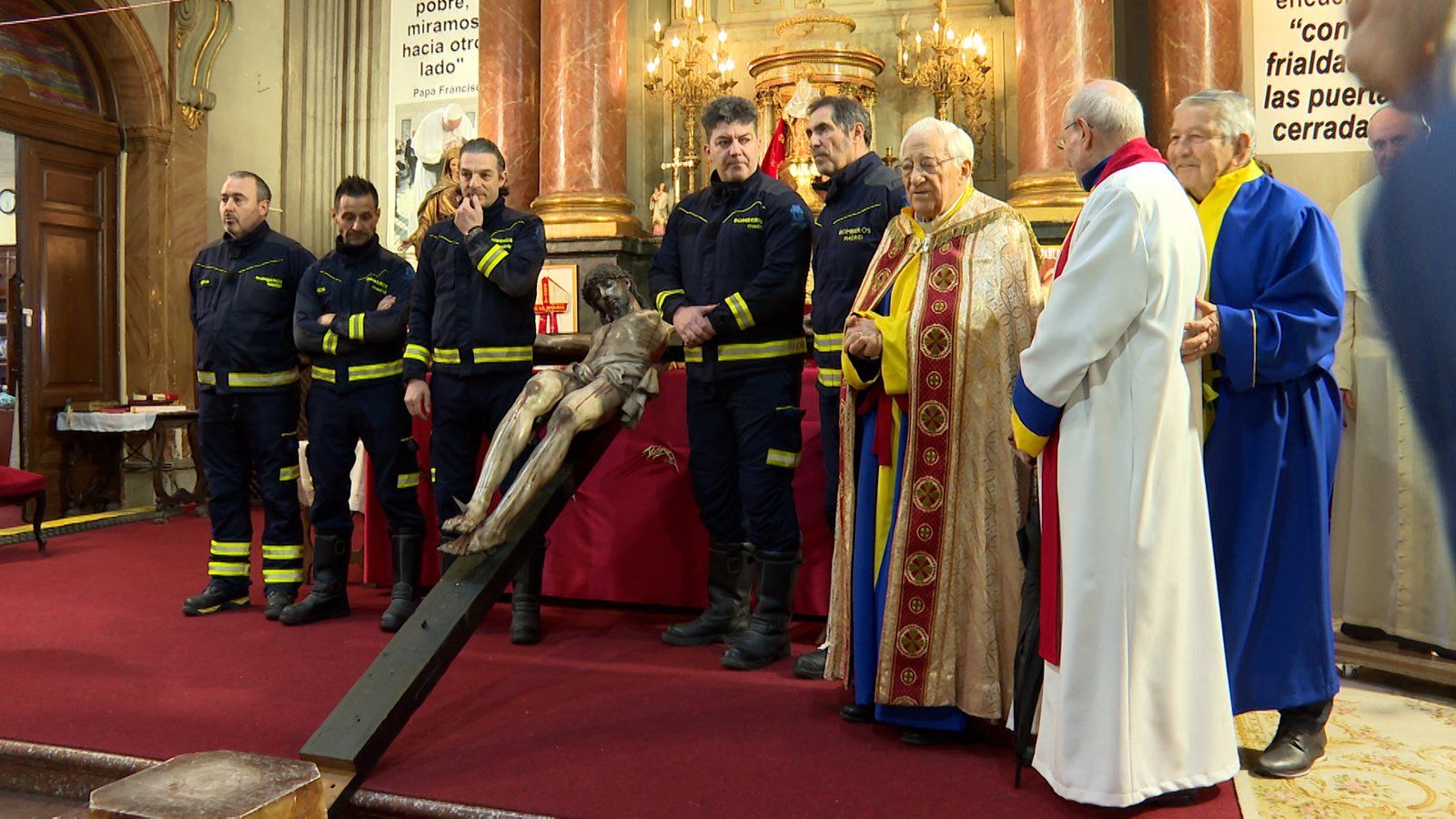 Los Bomberos de Madrid sacan el Cristo de los Niños de la Iglesia de San Antón