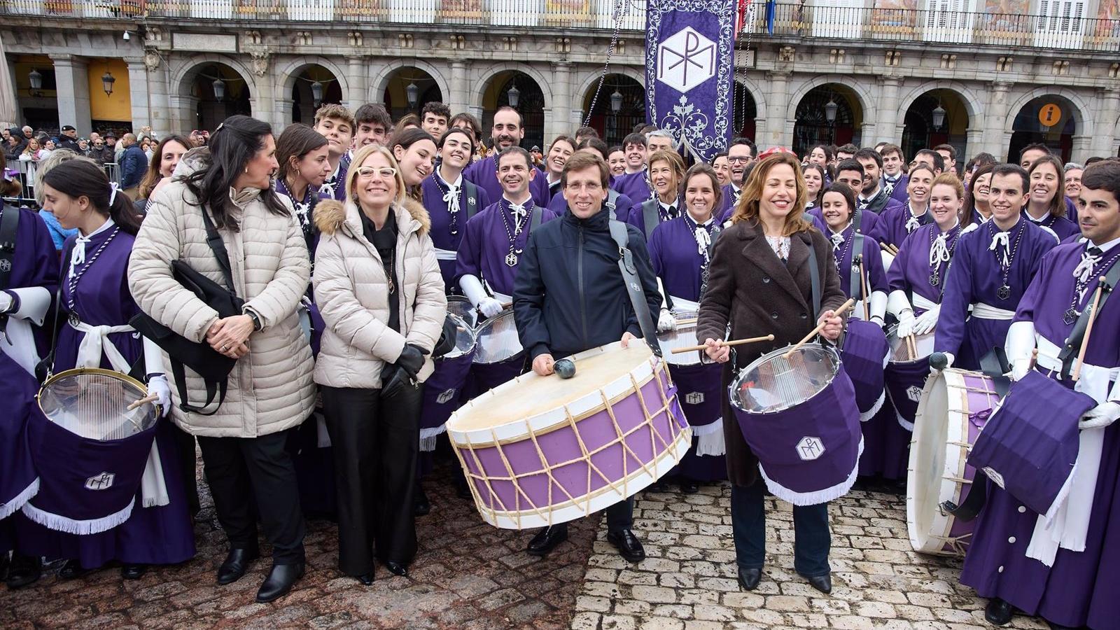 Madrid "fortalecerá" el año que viene su Semana Santa que se ha despedido con la tamborrada en la Plaza Mayor