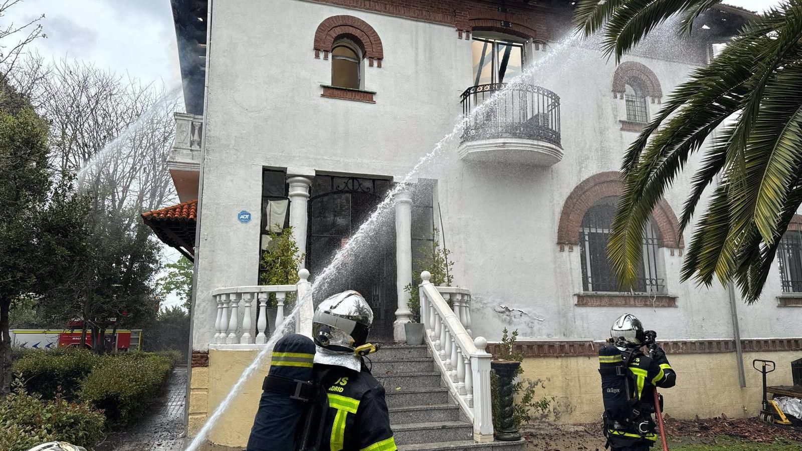 Bomberos de Madrid controlan el fuego en un edificio cerca de la M-607