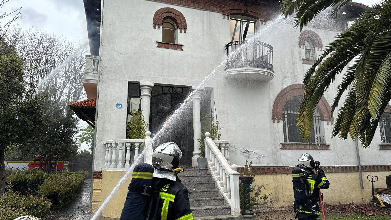 Incendio en la cubierta de una construcción de dos plantas en un camino paralelo a la M-607