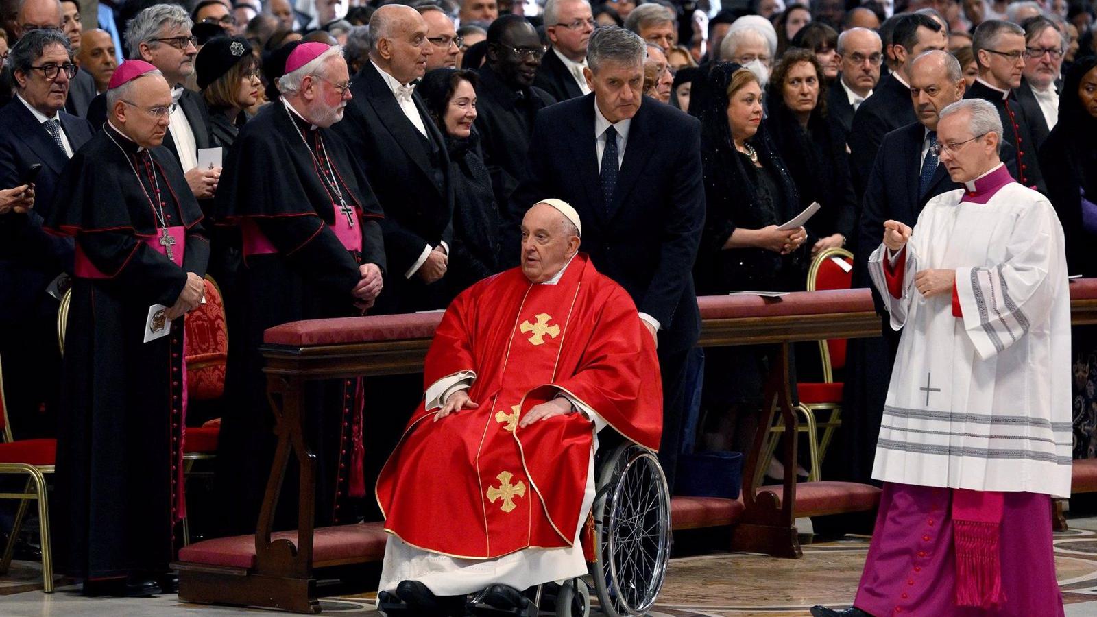 Francisco revisa el ritual fúnebre pontificio para velar y sepultar a los papas como a 
