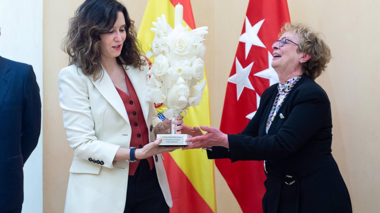 La Hermandad de los Gitanos entrega a Díaz Ayuso una de las velas rizadas del paso de palio que procesionó en Semana Santa