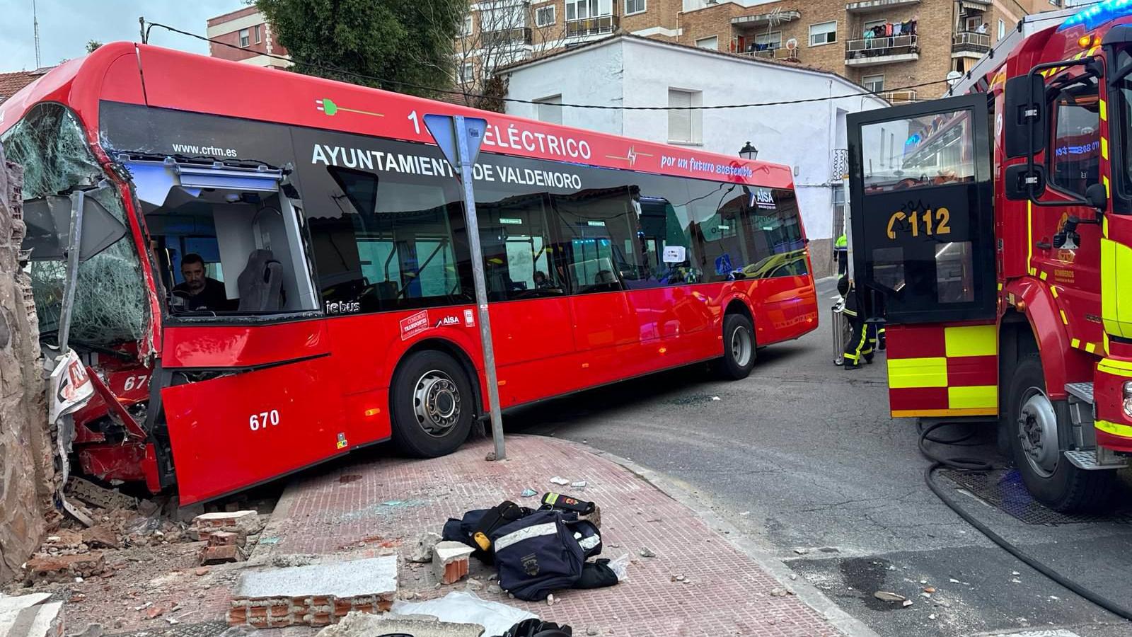 Quince heridos, dos graves, tras la colisión frontal de un autobús en Valdemoro