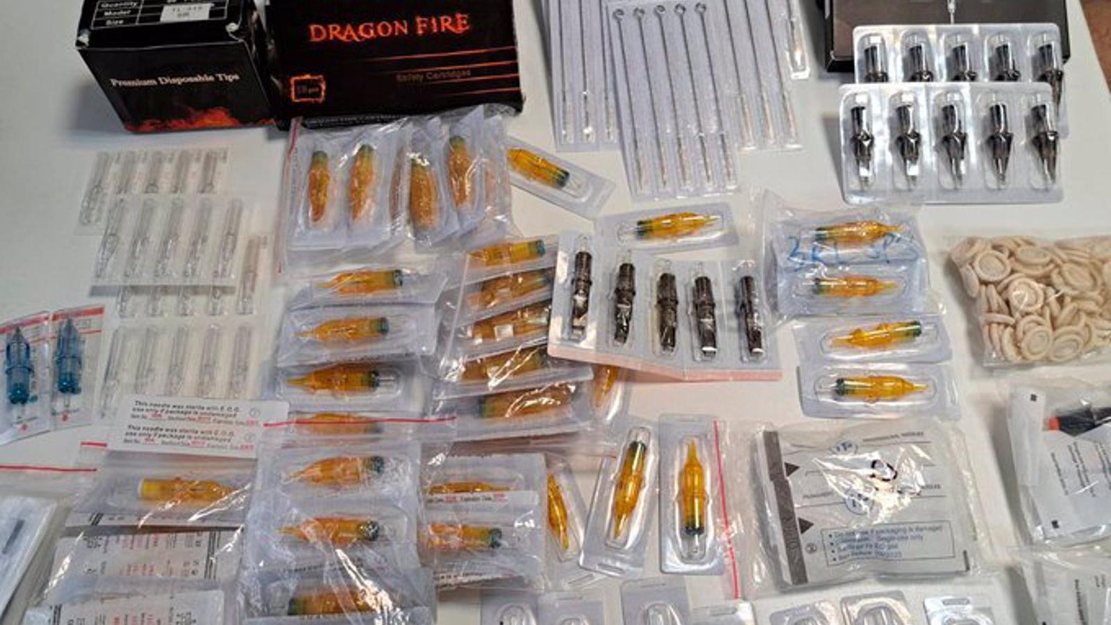  Intervenidos 265 productos para tatuajes en un puesto de mercadillo en Puente de Vallecas