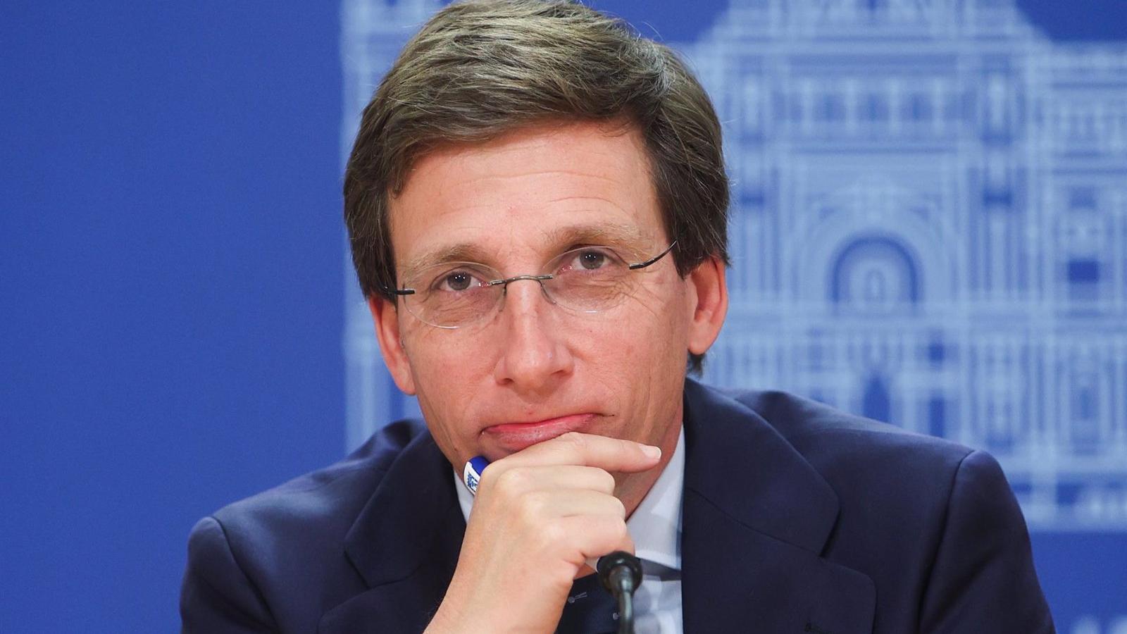 Martínez-Almeida asegura que valora "extraordinariamente" el trabajo de Bomberos y les garantiza que habrá acuerdo en su convenio