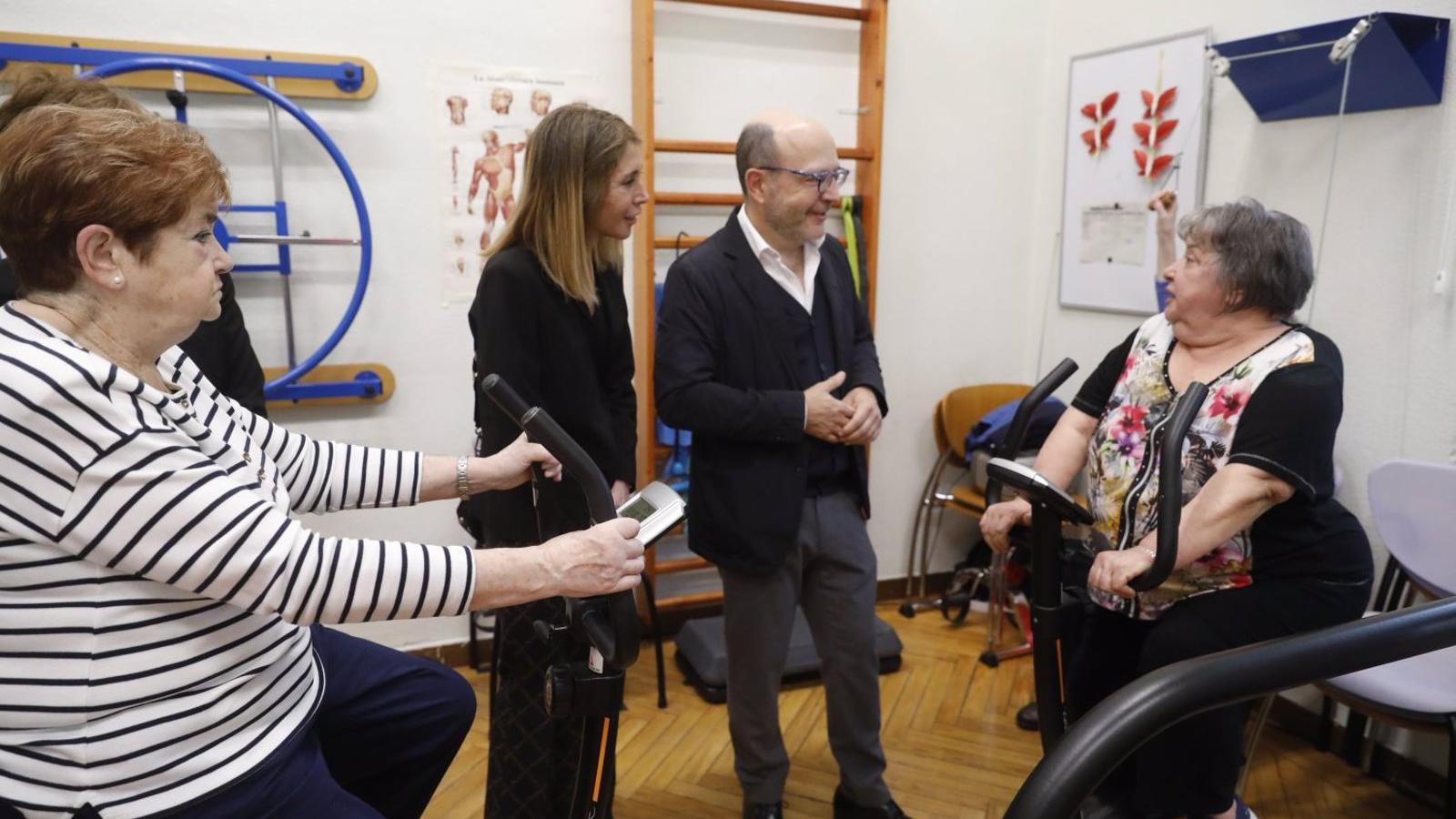 Los centros municipales de mayores de Madrid aumentarán desde septiembre las horas de fisioterapia preventiva