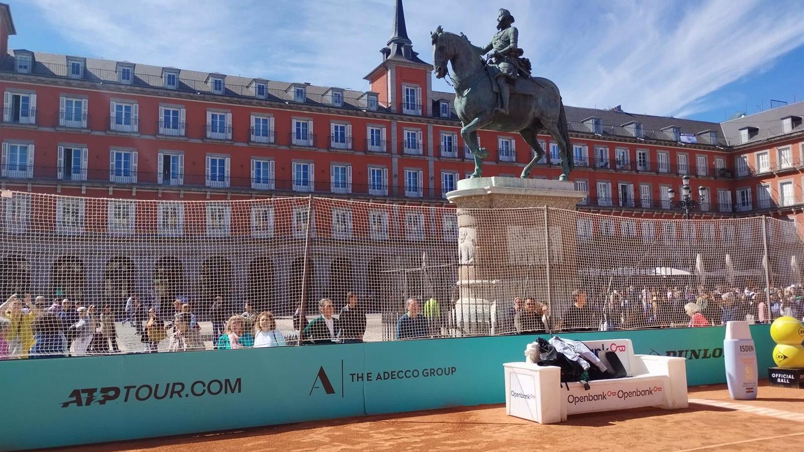 Inma Sanz se estrena como alcaldesa en funciones 'peloteando' con Feliciano López en la Plaza Mayor