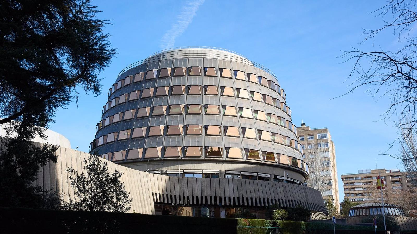 TC admite el recurso del Gobierno y suspende iniciativa del Parlament catalán que pide declarar la independencia