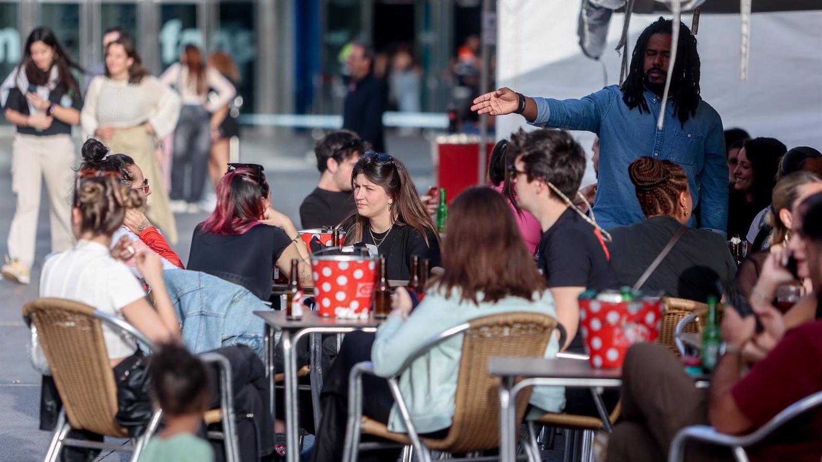 Informe CIS: La felicidad en España tiene una puntuación de 7,7