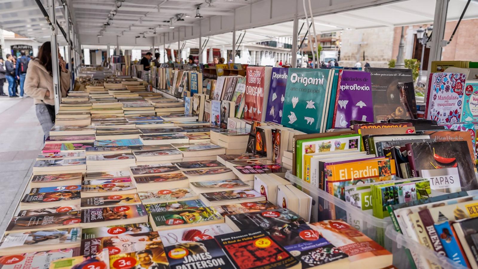 Libros clásicos, de historia o publicaciones infantiles, en la Feria del Libro de Ocasión de la Plaza Mayor en Torrejón