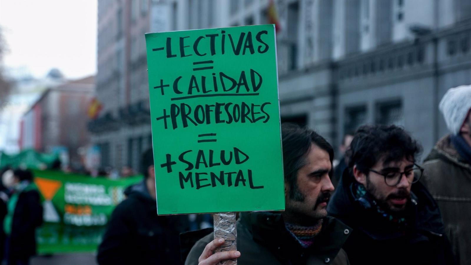Sindicatos educativos se concentran frente a la Asamblea para reclamar la bajada del horario lectivo