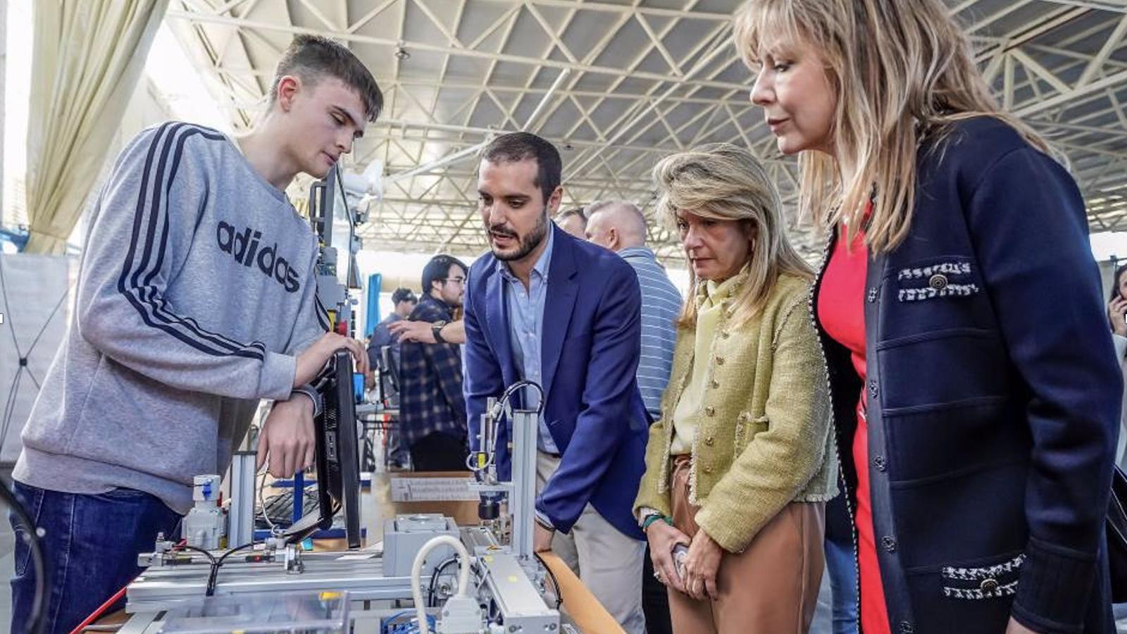 La IV Feria de las Profesiones del Henares enseña a los jóvenes los trabajos con más demanda de FP en Torrejón