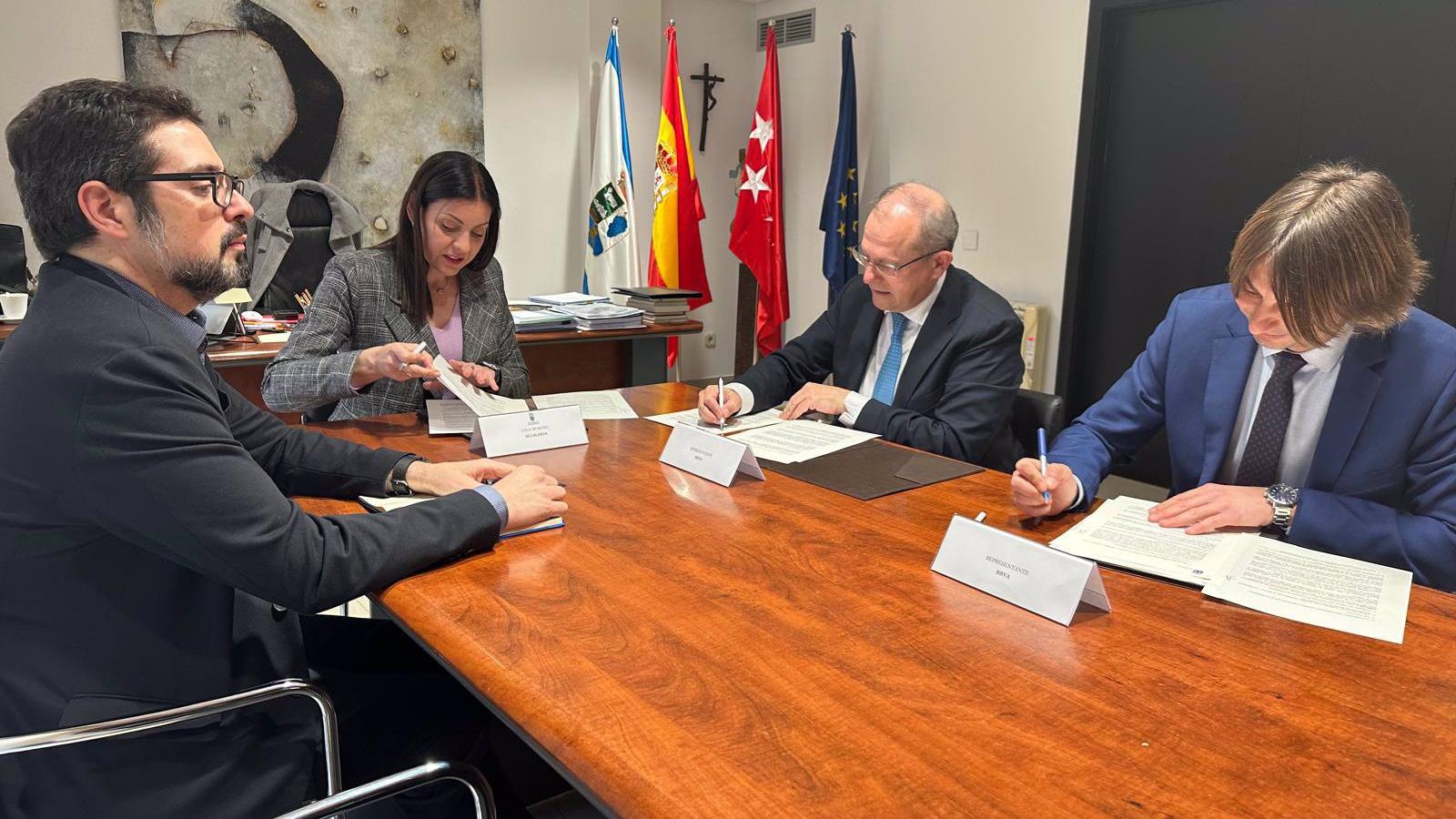 Majadahonda firma un convenio con el BBVA que facilita realizar los trámites bancarios municipales