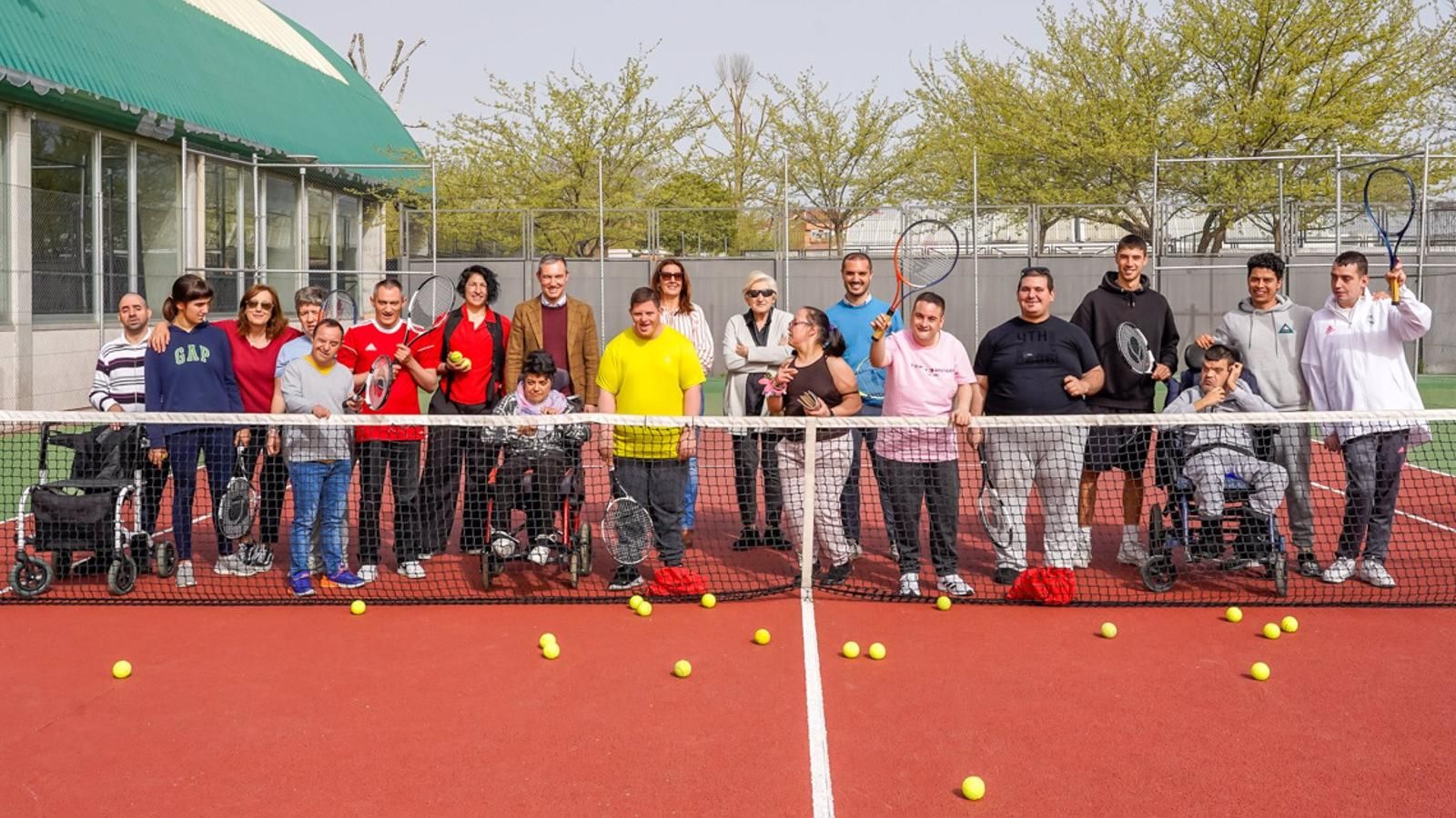 Renovados dos convenios deportivos con las escuelas de tenis y pádel para personas con diversidad funcional en Torrejón