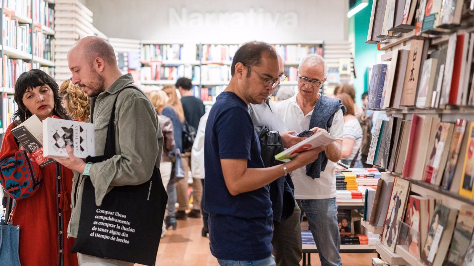 "Optimismo moderado" entre las librerías madrileñas ante un fin de semana y Día del Libro que inicia su temporada alta