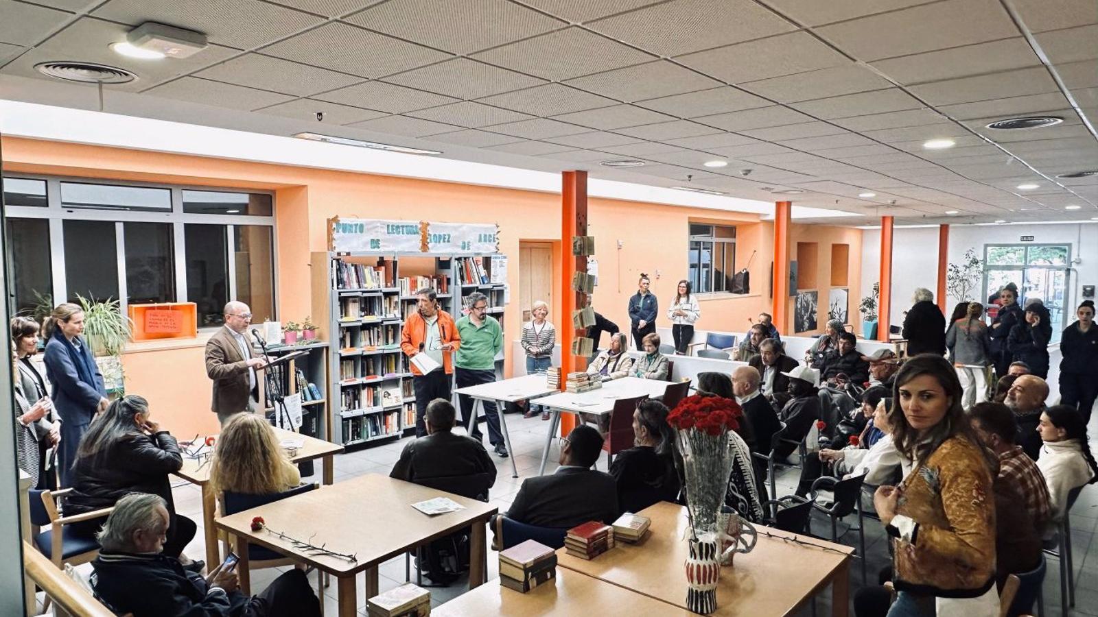 El Centro de Acogida San Isidro abre un nuevo espacio de lectura para más de 250 usuarios