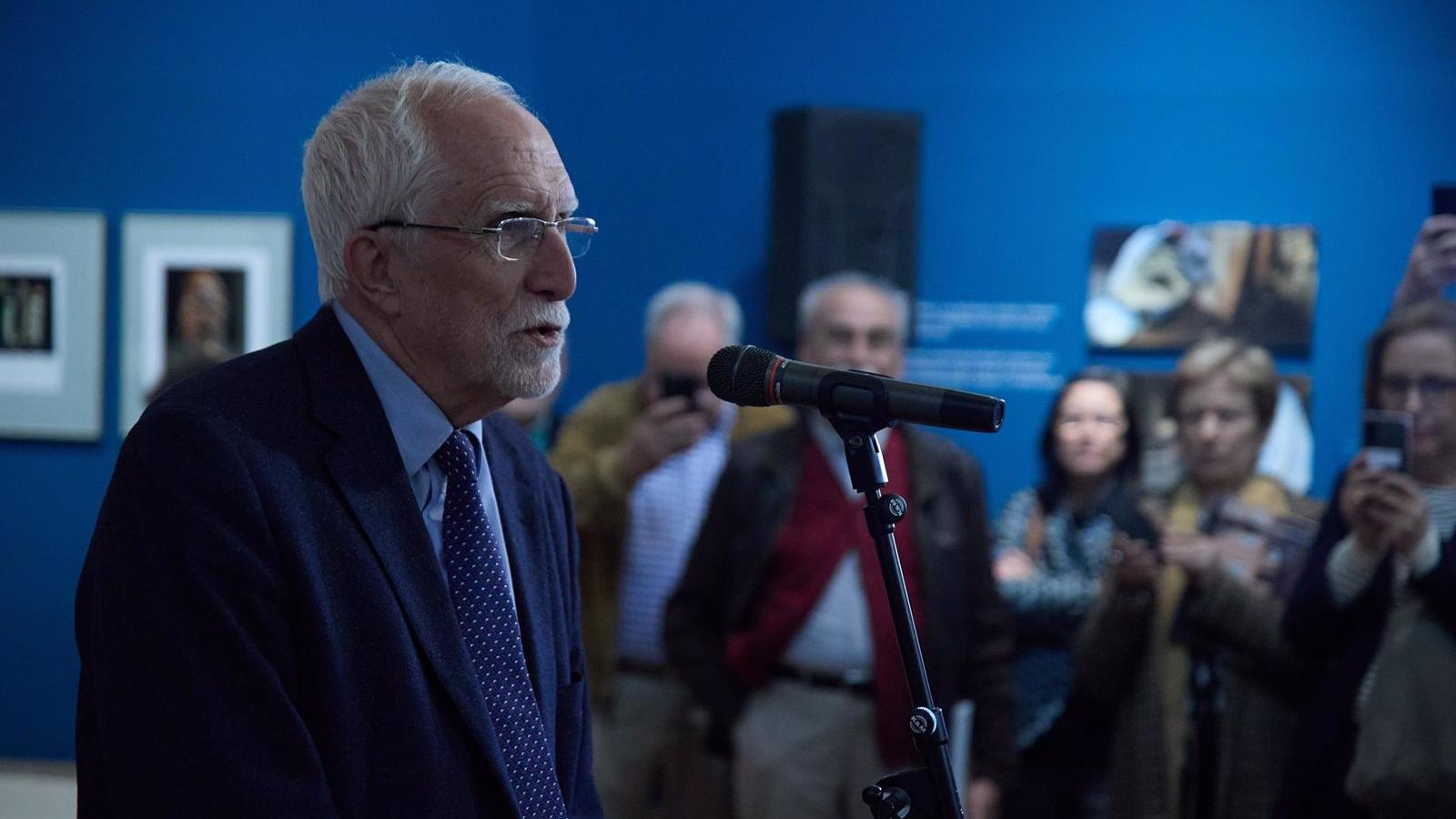 Luis Mateo Díez inaugura una exposición en su honor en Alcalá de Henares